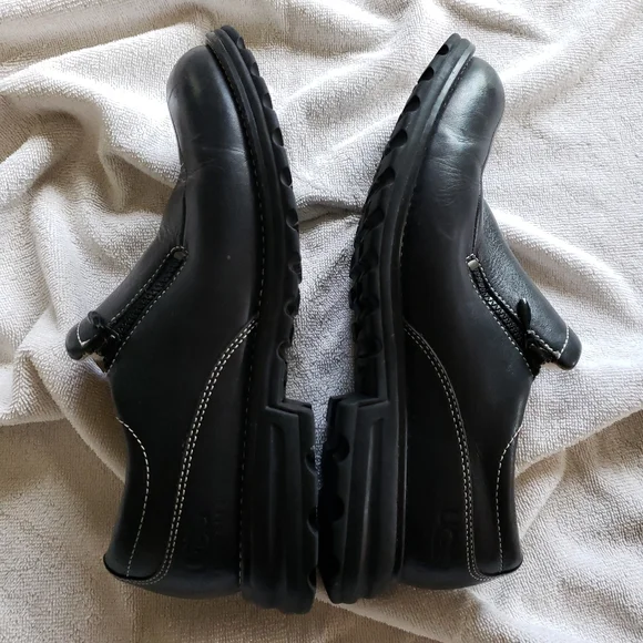 UGG Black Flats with Cozy Furry Lining - Picture 8 of 11